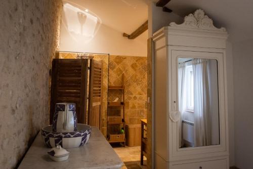 una cocina con una barra con una licuadora. en Gite Le Figuier - La Roseraie du Val'ensoleillé, en Valensole