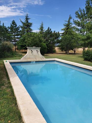 une grande piscine bleue avec rampe de skateboard dans l'établissement Gite Le Figuier - La Roseraie du Val'ensoleillé, à Valensole