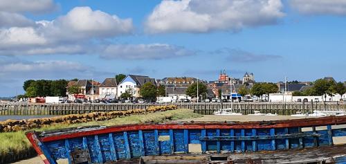 een oude boot aan de kant van een rivier bij Villa Etiennette 1 in Le Crotoy