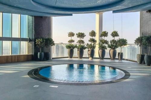 Zimmer mit Pool in der Mitte eines Gebäudes in der Unterkunft Miraclz Skyline Tower in Dubai