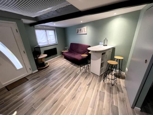 a living room with a couch and a table at Appartement Villa Saint Felix in Biermes