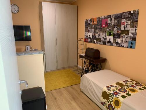 a bedroom with a bed and a desk and a clock at Bed & Breakfast Indi Thelar in Villa Guardia