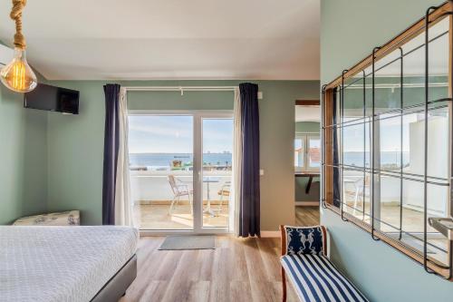 1 dormitorio con cama y vistas al océano en Marina Blue - Apartments & Suites, en Setúbal