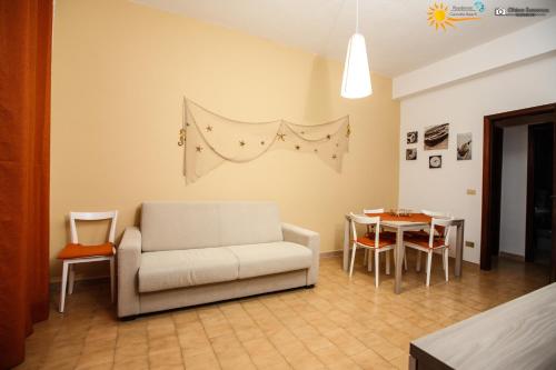 uma sala de estar com um sofá e uma mesa em Cannotta Beach - Vulcano em Terme Vigliatore