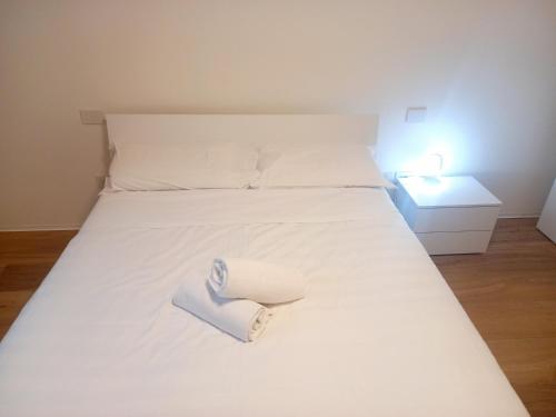 莫利亞諾威尼托的住宿－Grengarden home，一张白色的床,上面有一条毛巾