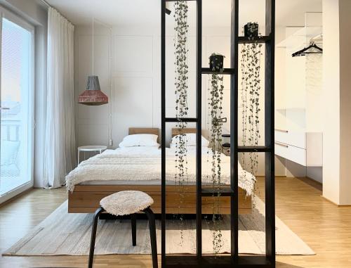 een slaapkamer met een bed en een stoel bij Studio XII in Bled