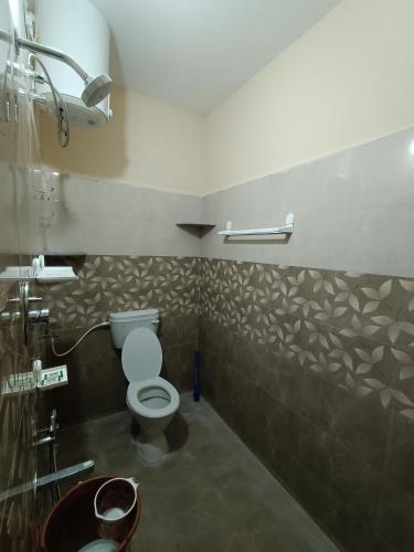 a bathroom with a toilet and a sink at Doctor's Homestay in Tiruvannāmalai