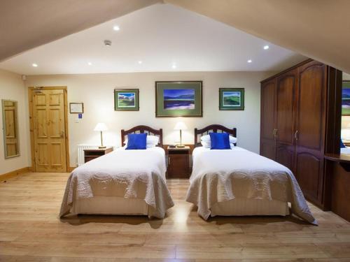 Una cama o camas en una habitación de The Tides Ballybunion