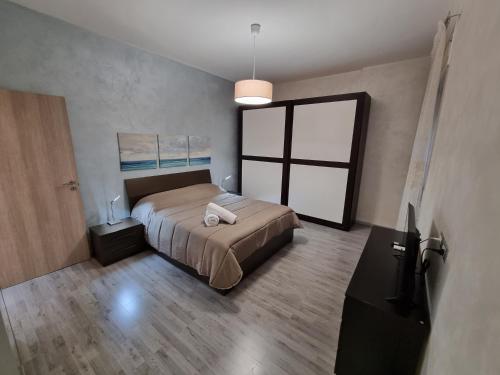 ein Schlafzimmer mit einem Bett und einem großen Fenster in der Unterkunft Nettuno Bari Apartment in Bari