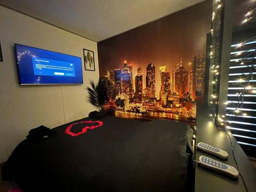 a bedroom with a wall mural of a city at Fabuleusement romantique in Verviers