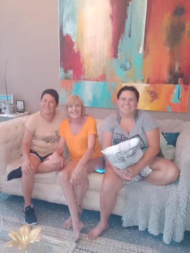 a group of three people sitting on a couch at Mi Lugar en el Mundo in Buenos Aires