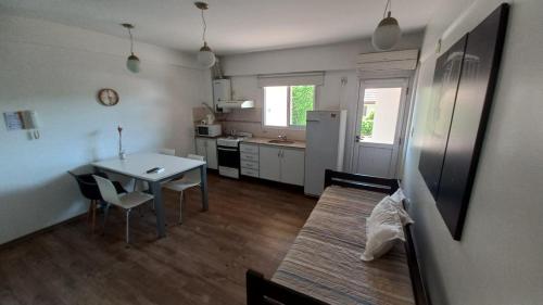 een keuken en eetkamer met een tafel en een koelkast bij Depto calle 18 - soleado y con balcon in La Plata