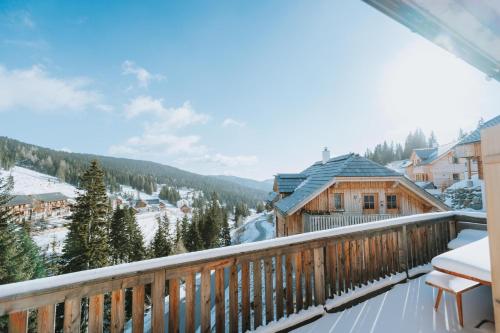 Aussicht vom Balkon eines Blockhauses in der Unterkunft Chalet Aconitum in Murau