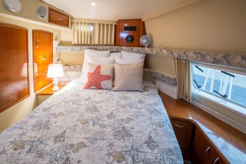 a bedroom with a bed in an rv at Sea Pearl Boston Yacht in Boston