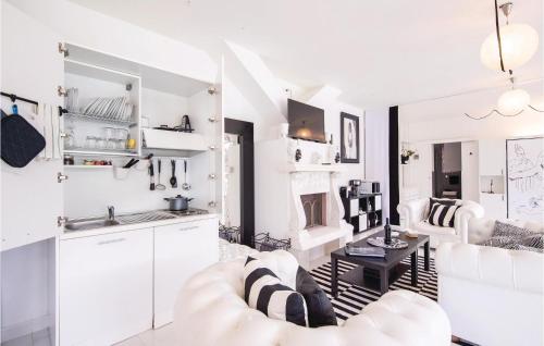 2 Bedroom Stunning Home In Roma