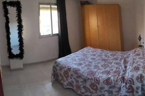 a bedroom with a bed and a window at La Casa del Río, piscina natural a 5 min en coche in Villacarrillo