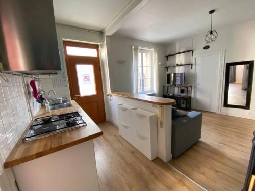 a kitchen with a stove and a counter top at Maison de ville Orléans dans le Quartier Dunois avec parking privatif in Orléans