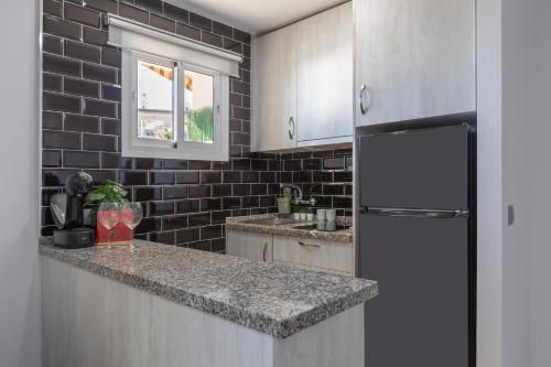 uma cozinha com um frigorífico e uma bancada em Apartamento con vistas al mar em Benalmádena