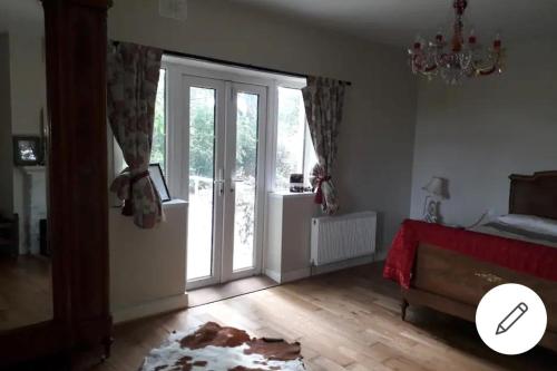 um quarto com uma cama e uma porta de vidro deslizante em King Size Bed, Private Parking, Centrally Located em Kilkenny