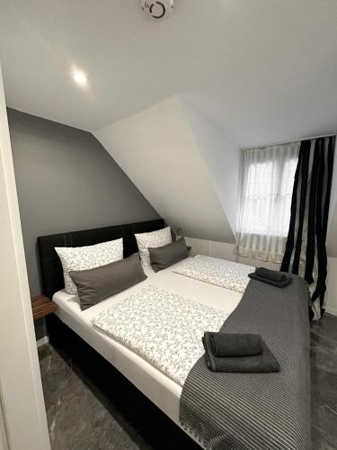 ein Schlafzimmer mit großem Bett und Fenster in der Unterkunft Downtown Apartments Theatre in Baden-Baden