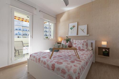 um quarto com uma cama com uma mesa em Apartamento con vistas al mar em Benalmádena