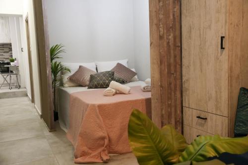a living room with a couch and a table at MSK Rotonda Studio 2 in Thessaloniki