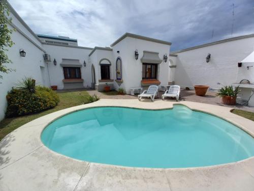 una gran piscina frente a una casa en Hotel Del Virrey en Salta