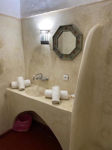y baño con lavabo, espejo y toallas. en Riad Dar Lilas, en Marrakech