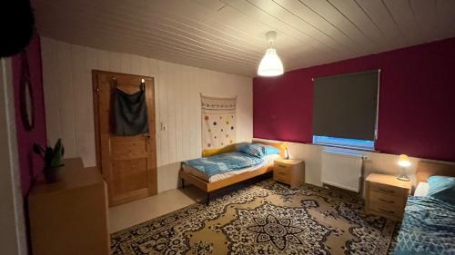 a bedroom with a bed and a table and a window at Monteure, ganzes Haus, Schwarzheide, Haus 1 in Schwarzheide