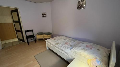 a small room with a bed and a chair at Monteure, ganzes Haus, Schwarzheide, Haus 1 in Schwarzheide