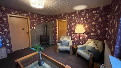 a living room with two chairs and a lamp at Monteure, ganzes Haus, Schwarzheide, Haus 1 in Schwarzheide