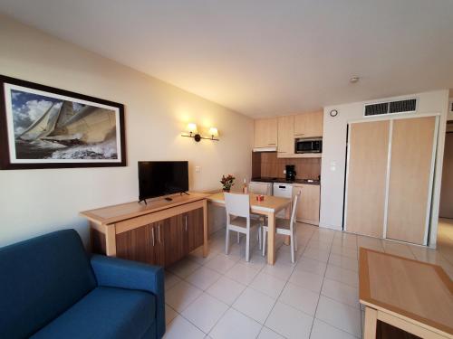 Cap HERMES Vue PORT Studio 30m2 Climatise Piscine