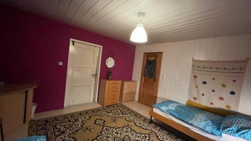a room with a bedroom with a bed and a door at Monteure, ganzes Haus, Schwarzheide, Haus 1 in Schwarzheide