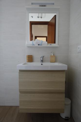 ein Bad mit einem Waschbecken und einem Spiegel in der Unterkunft Cannotta Beach - Panarea in Terme Vigliatore
