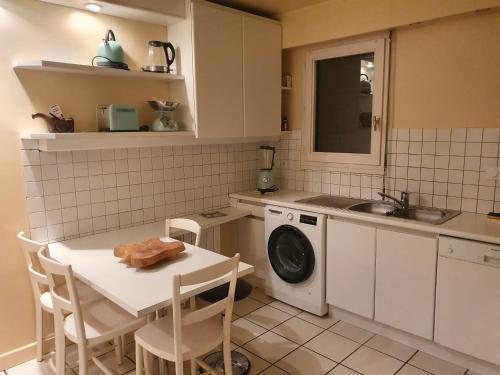 Kuchyň nebo kuchyňský kout v ubytování Appartement 150m2 - 5mn du téléphérique de l'Olympe - domaine des 3 vallées