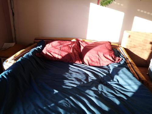 1 cama no hecha en una habitación con ventana en DL LES 4 SAISONS - Meublé Tourisme 3 Etoiles, en Brive-la-Gaillarde