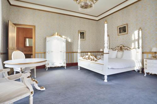 Ένα ή περισσότερα κρεβάτια σε δωμάτιο στο Château de Béguin