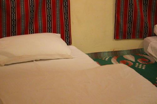 Een bed of bedden in een kamer bij Balad Sayt Heritage Inn