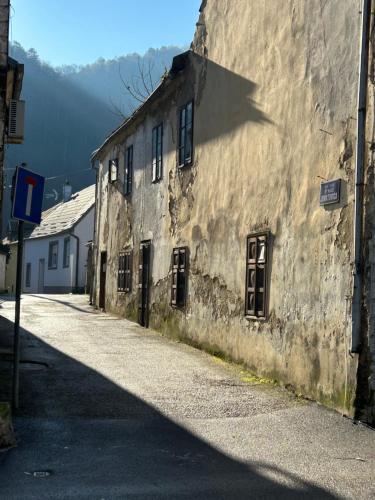 an empty street next to an old building at Apartmani "Stari Grad - Samobor" in Samobor