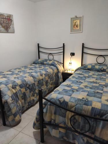 two beds sitting next to each other in a bedroom at A Casa di Nonna in Castelsaraceno