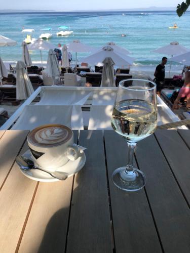 una mesa con una taza de café y un vaso de agua en Atlas Relax, en Kallithea Halkidikis