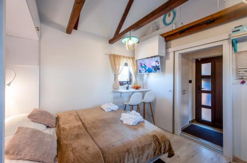 um quarto com uma cama grande e uma mesa em Bregec Tiny House and Wellness em Varaždinske Toplice