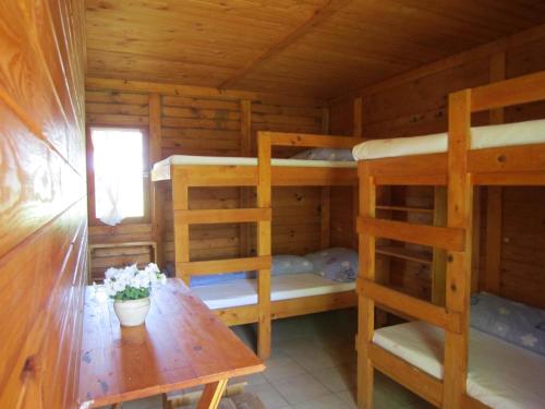 - une chambre avec une table et des lits superposés dans une cabine dans l'établissement Sóstói Lovaskemping és Turistaház, à Nyíregyháza