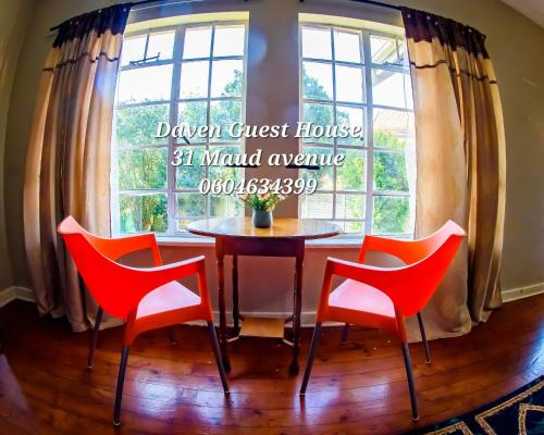 einen Tisch und vier Stühle vor einem Fenster in der Unterkunft Daven Guest House (DGH) in Pietermaritzburg