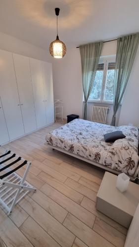 a bedroom with a bed and a wooden floor at Casachris in Meda