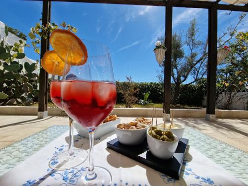 una copa en una mesa con aperitivos en Villa Maria, en Santa Cesarea Terme