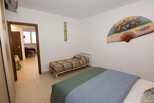 Rocca Priora的住宿－Ortensia House，一间卧室配有一张床和一张沙发