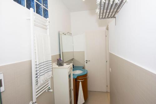 ein Bad mit einem WC und einem Spiegel in der Unterkunft Ortensia House in Rocca Priora