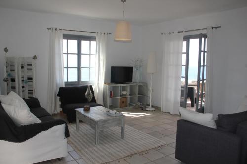 Sala de estar con 2 sofás y mesa de centro en Melina's House en Koundouros