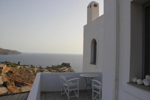 balcón con vistas al océano en Melina's House, en Koundouros
